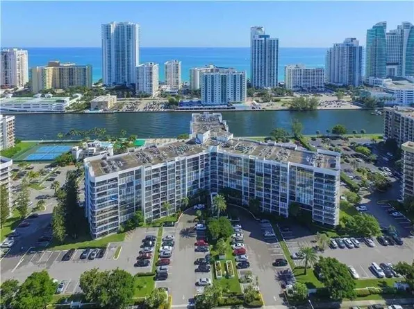 800 Parkview Dr, Hallandale Beach, FL