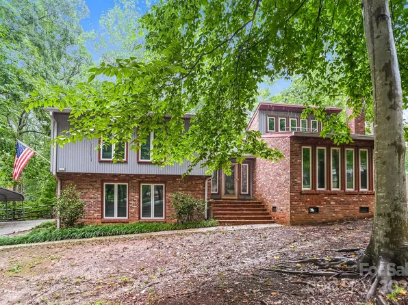 1111 Winterwind Ct, Charlotte, NC 28213