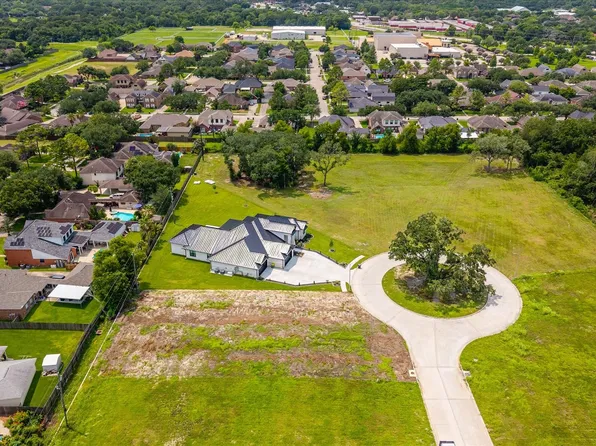 1618 Crown Oaks Ct, Pearland, TX 77581