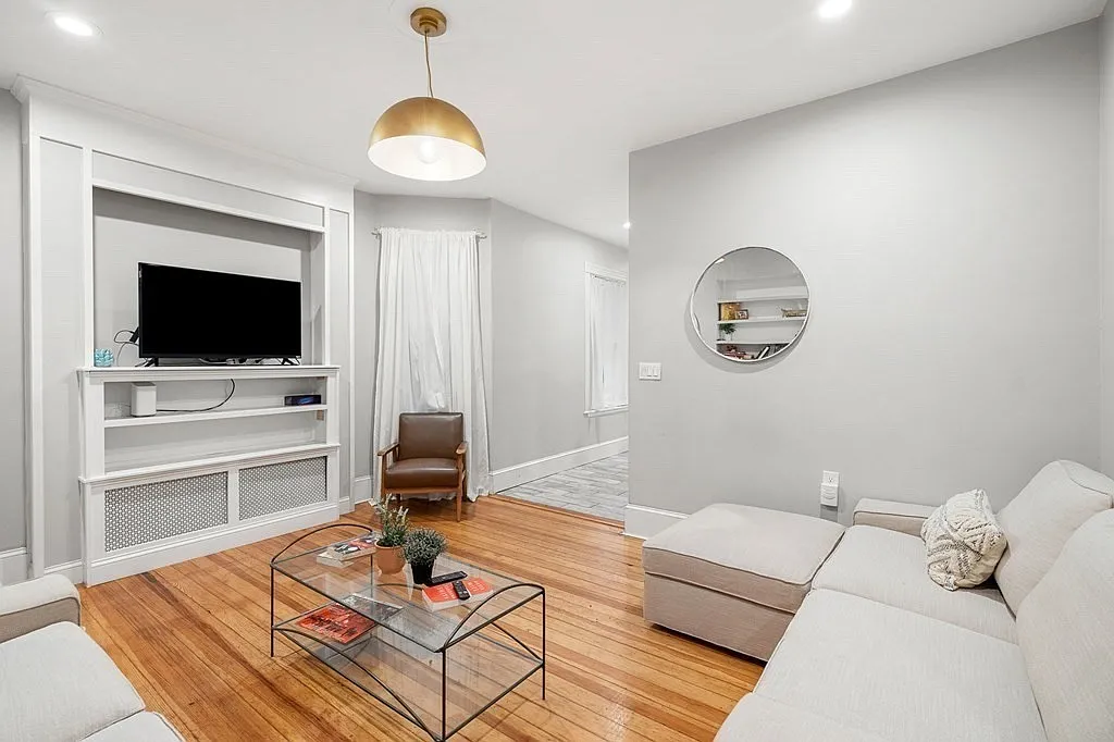 3 bed, 1400 sqft, $3,300 — Photo 2