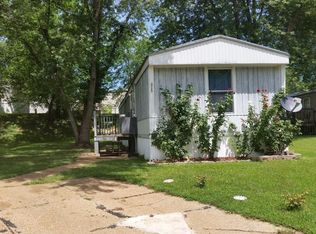 315 Country Aire Ln, Pacific, MO 63069