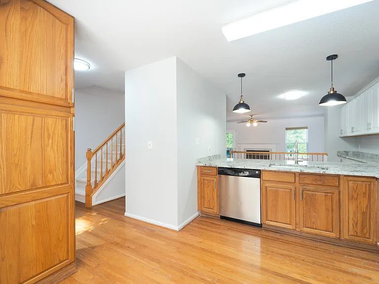 413 Lakeview Ct — Photo 9