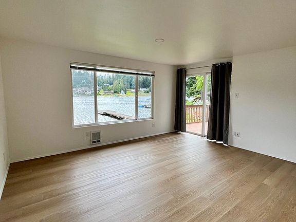 Extra large Primary Bedroom with slider to deck