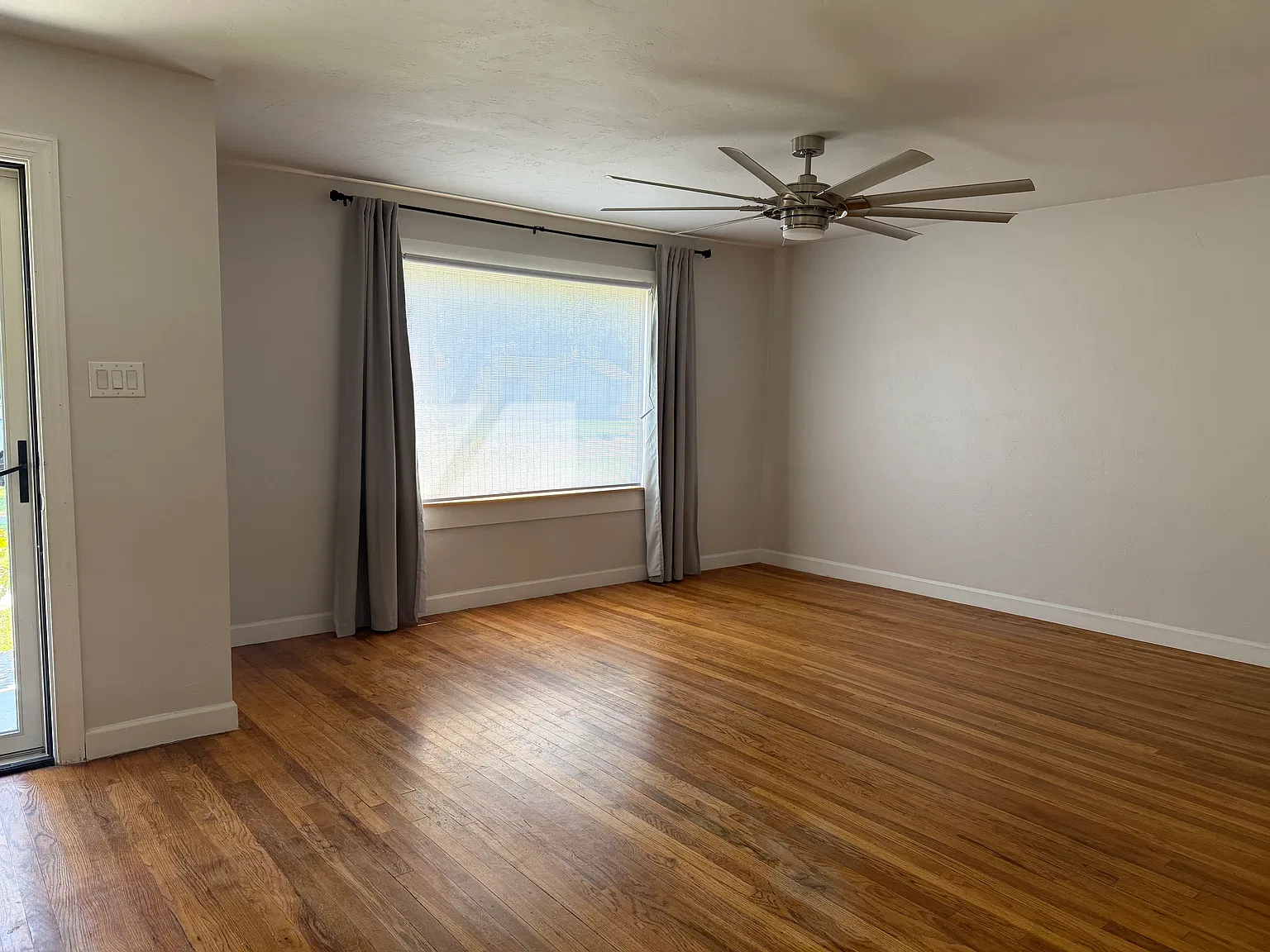 3 bed, 1060 sqft, $2,400 — Photo 3