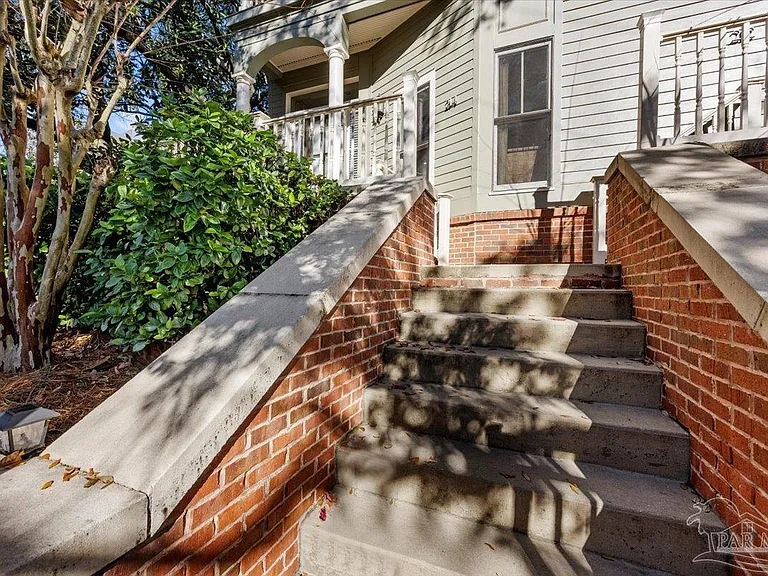 214 W La Rua St — Photo 2