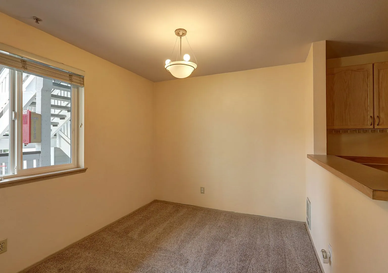 Beautiful 2 Bedroom/2 Bath Renton Condo, Great Location, W/S/G included!! — Photo 4