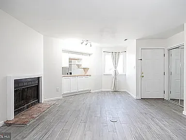 1065 Waldon Ct — Photo 3