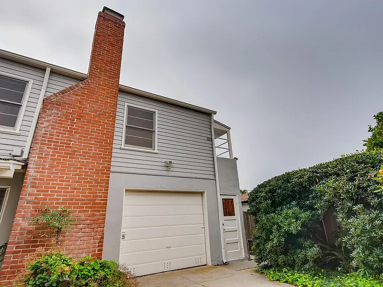 551 Fern Gln — Photo 1