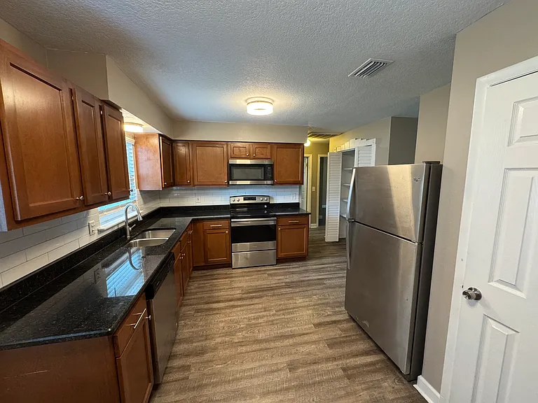 6205 S Church Ave — Photo 10