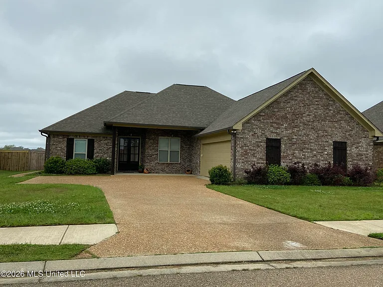 173 Clearview Dr W — Photo 1