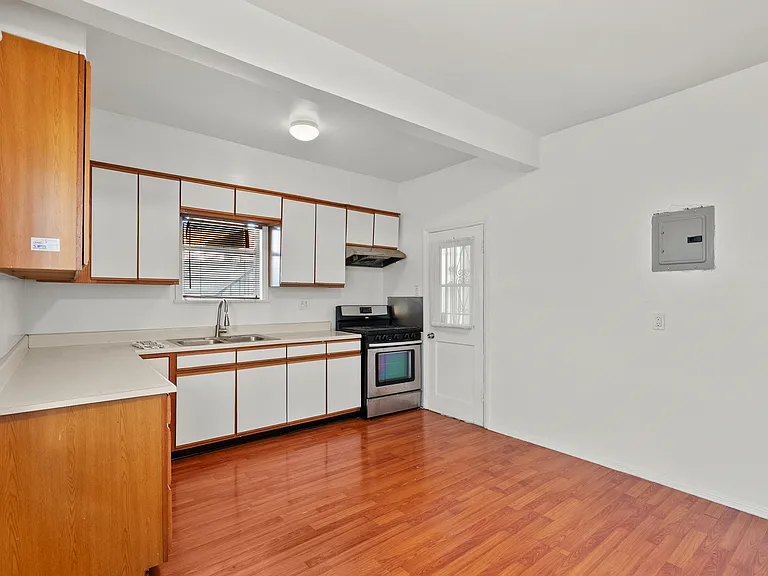 1322 S Van Ness Ave #1 — Photo 7