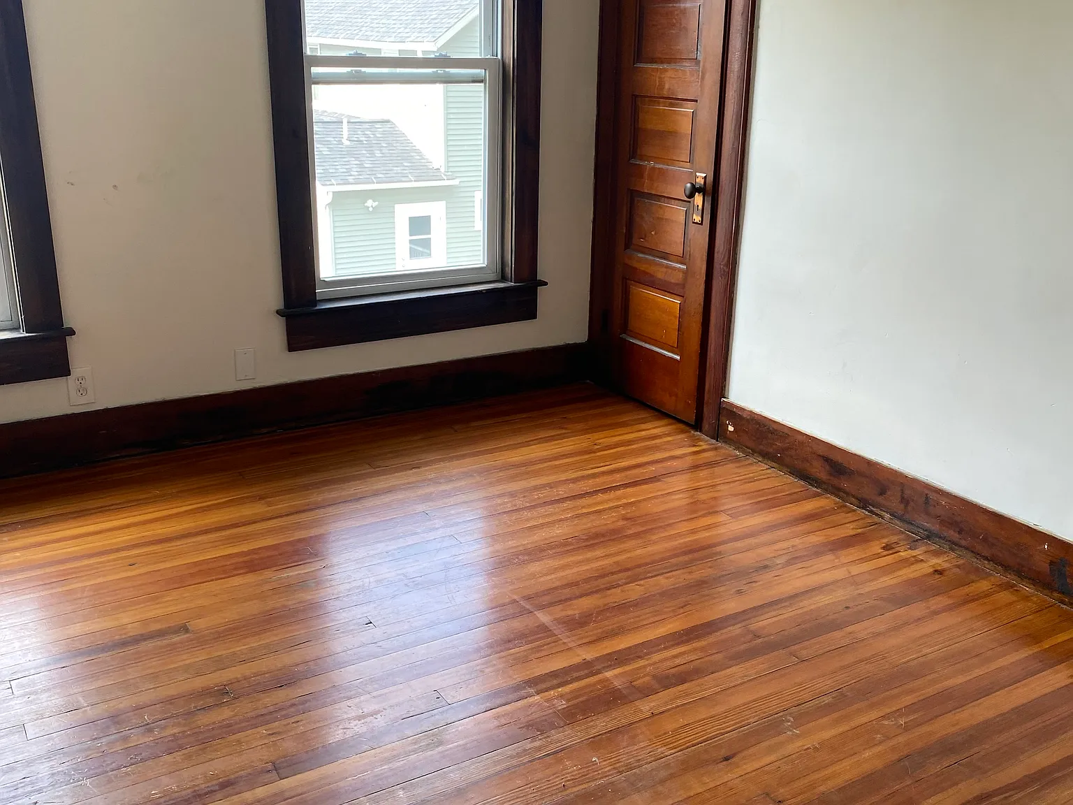 6 bed, $2,000 — Photo 2