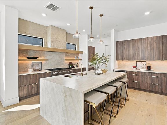 3rd image of 4537 Larch Ln