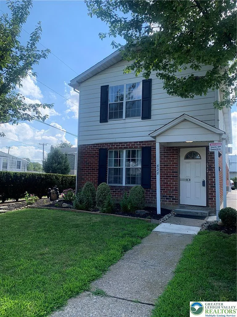 3 bed, 1.5 bath, 1064 sqft, $1,795 — Photo 2