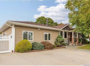 23 E Merritt St, Lindenhurst, NY 11757