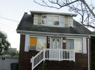 9 Ray St, Freeport, NY 11520