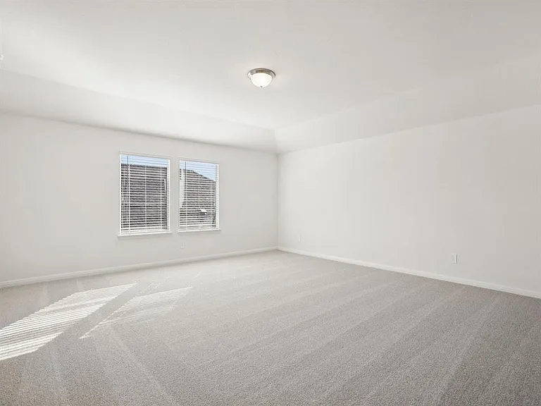 715 Universal Dr — Photo 32