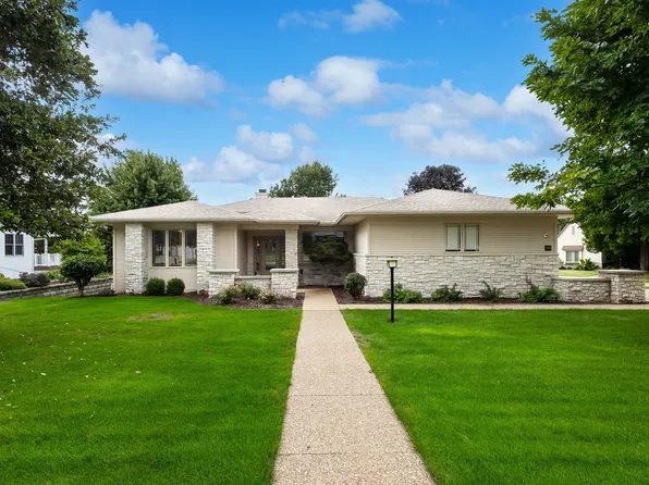 5349 Griffin Ln, Bettendorf, IA 52722