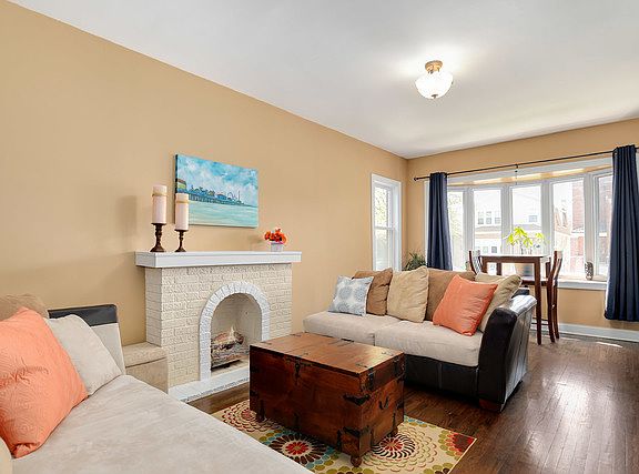 3rd image of 5048 W Oakdale Ave