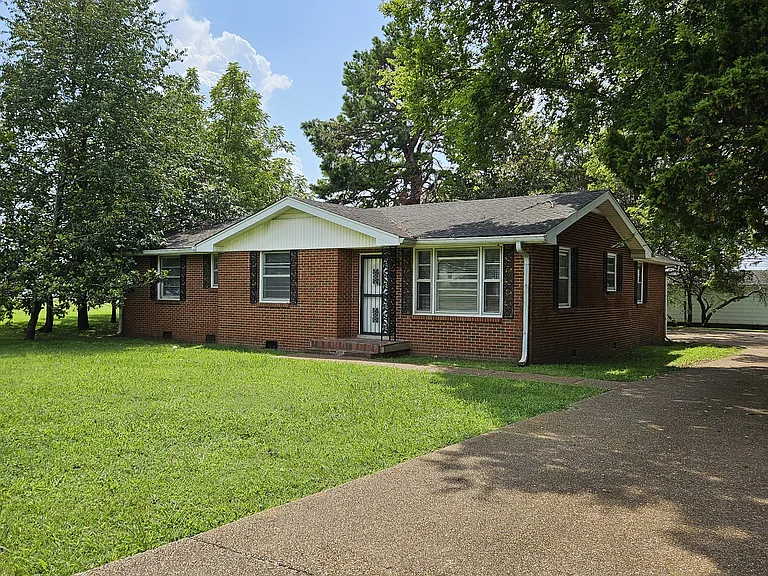 1106 Bel Aire Dr — Photo 2