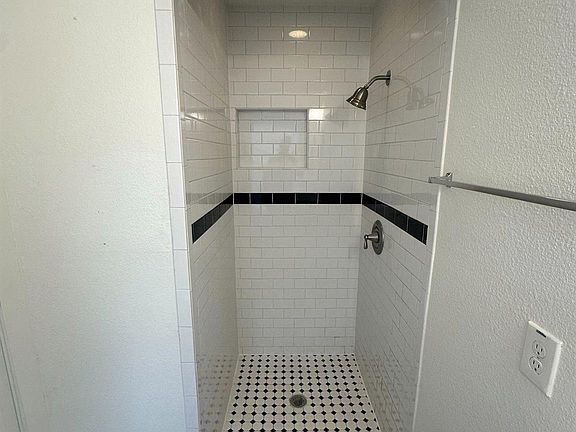 5th image of 626 W 10th St