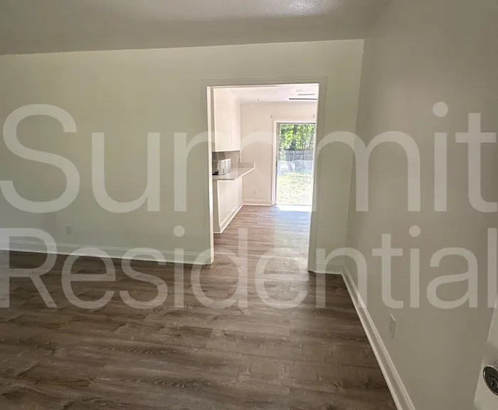 503 Berkeley Dr — Photo 2