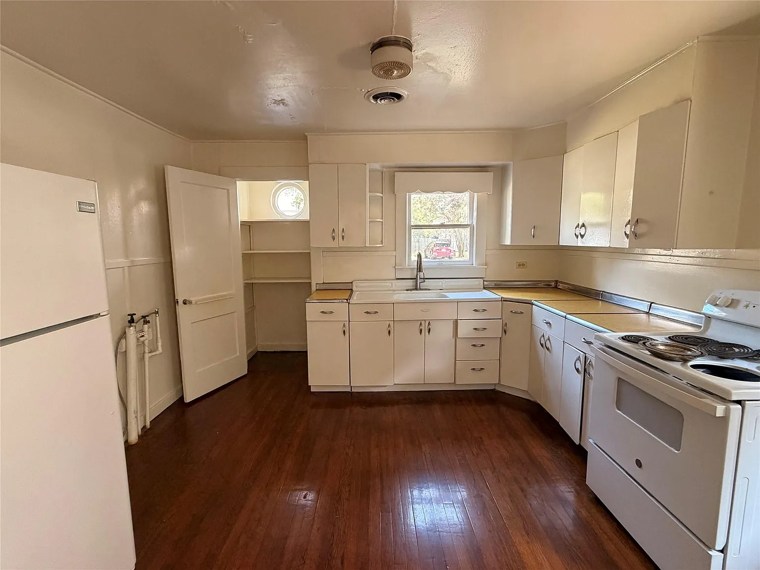 3 bed, 1.0 bath, 1536 sqft, $1,600 — Photo 4