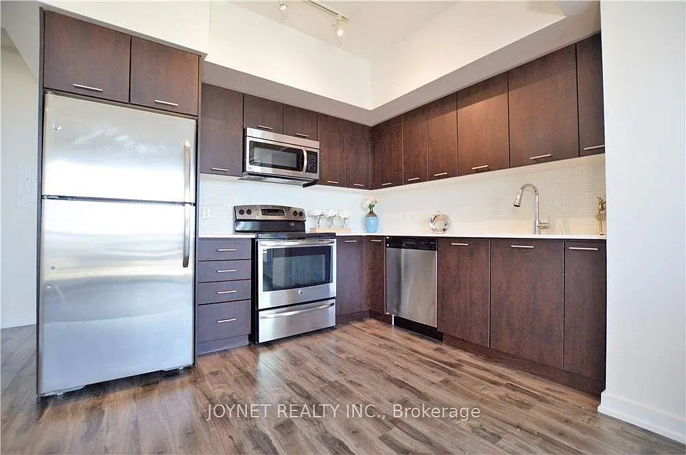 2220 Lake Shore Blvd W — Photo 4