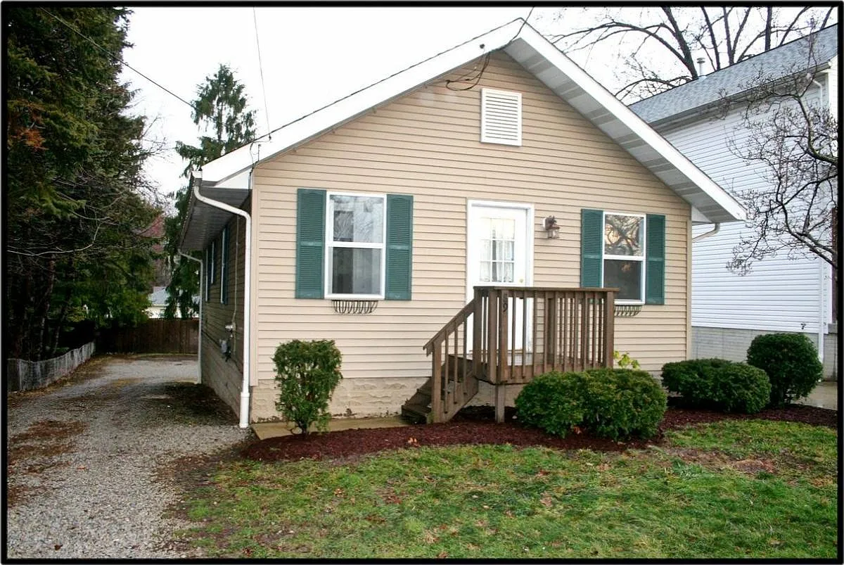 89 Marion Ave photo 1