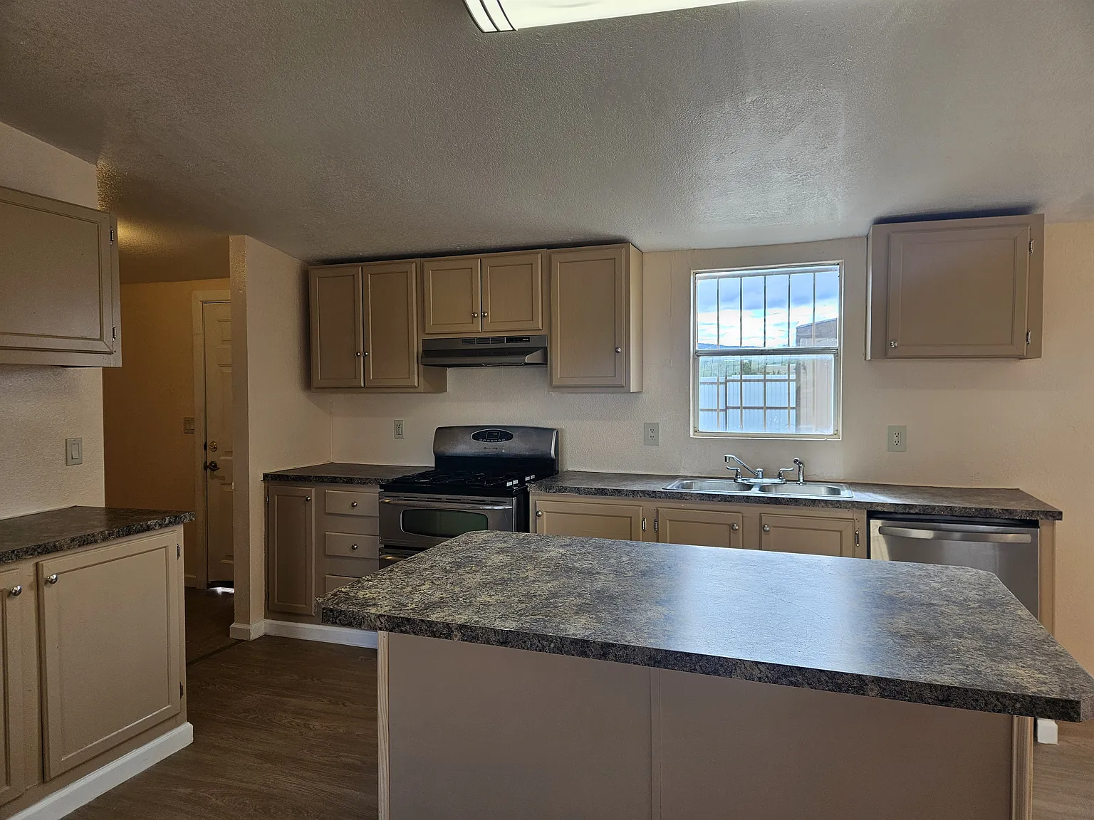 4 bed, 2000 sqft, $2,000 — Photo 4