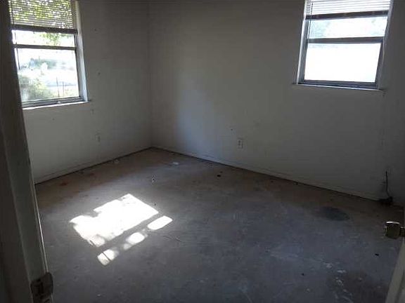 4th image of 302 Elaine Ave