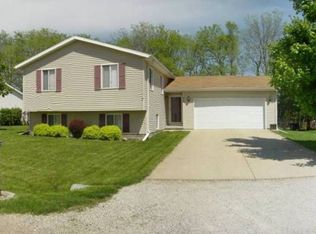 813 Tomahawk Ct, Heyworth, IL 61745