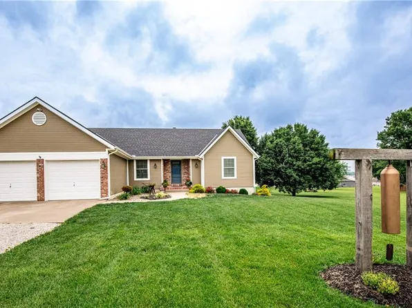 29549 Hedge Ln, Paola, KS 66071