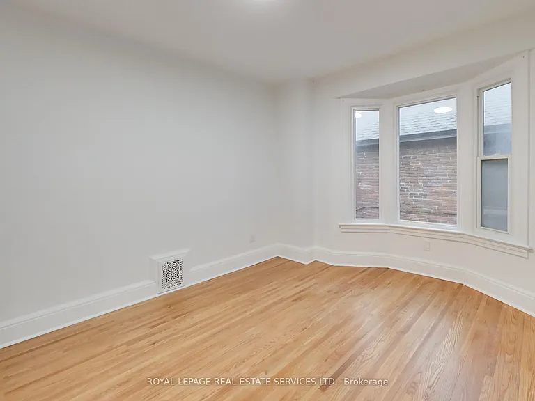 218 Montrose Ave — Photo 29