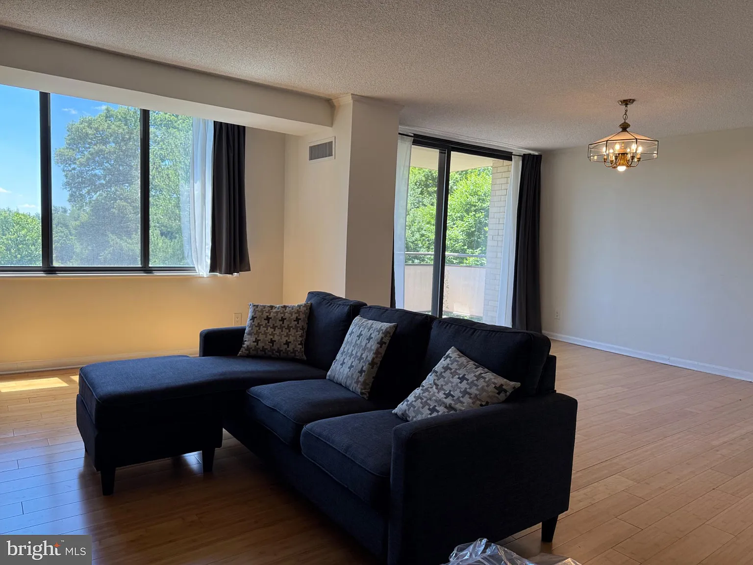 1 bed, 1.0 bath, 981 sqft, $2,200 — Photo 1