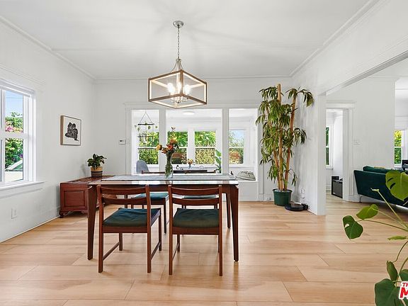 4th image of 527 W 52nd St