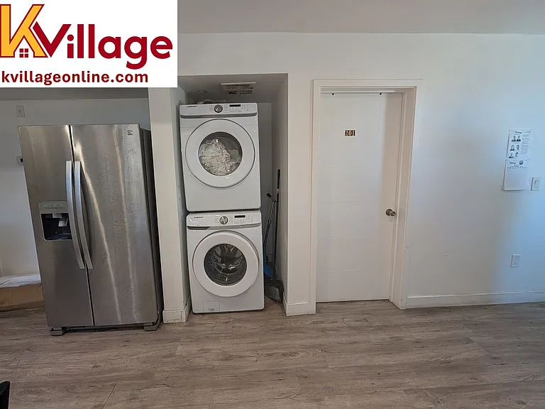 1528 W 36th Pl — Photo 8