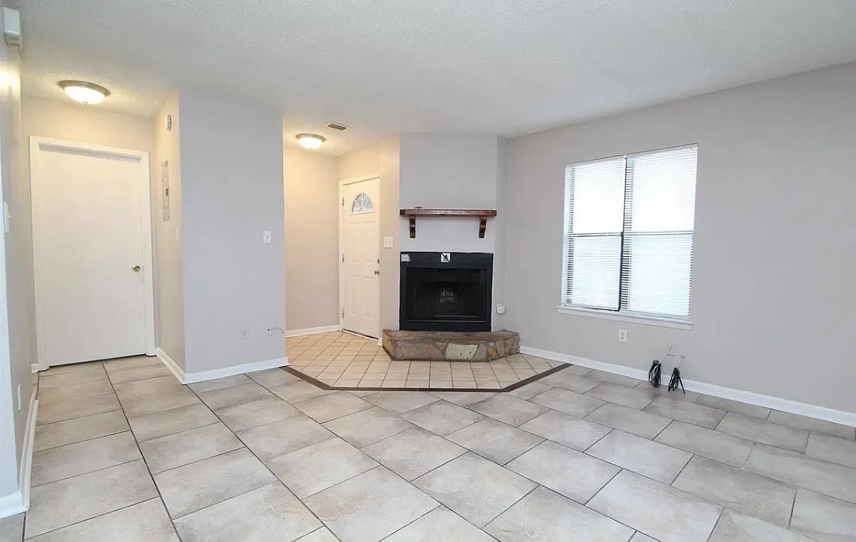 2 bed, 900 sqft, $1,350 — Photo 4