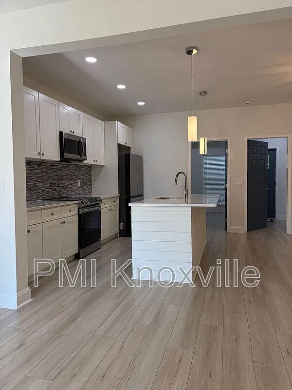 3 bed, 2.0 bath, 1375 sqft, $2,100 — Photo 3