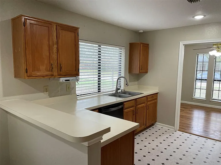 1402 Sheppard Ln — Photo 11