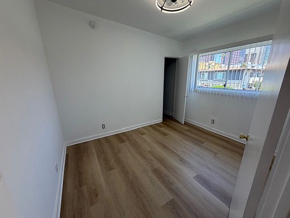 BRIGHT, LARGE BEDROOM