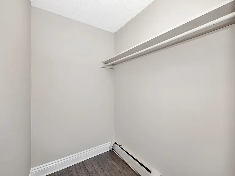 215 Clarence St — Photo 49