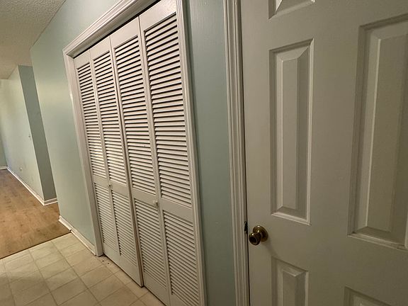 3rd image of 202 Oak Cir N