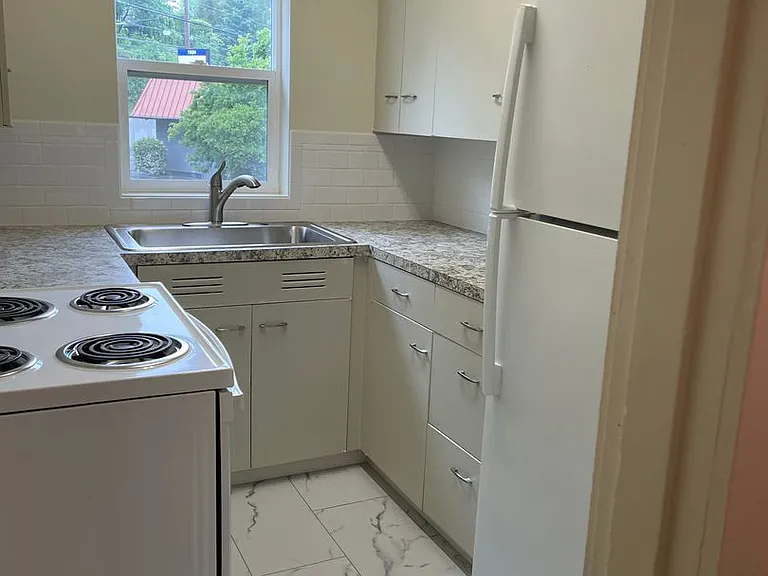 1430 SW Moss St — Photo 27