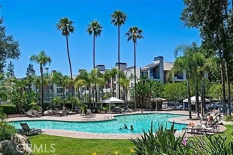 5525 Canoga Ave #320