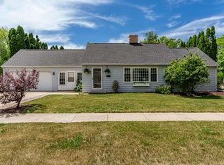 1433 Greenwich Ln, Janesville, WI 53545