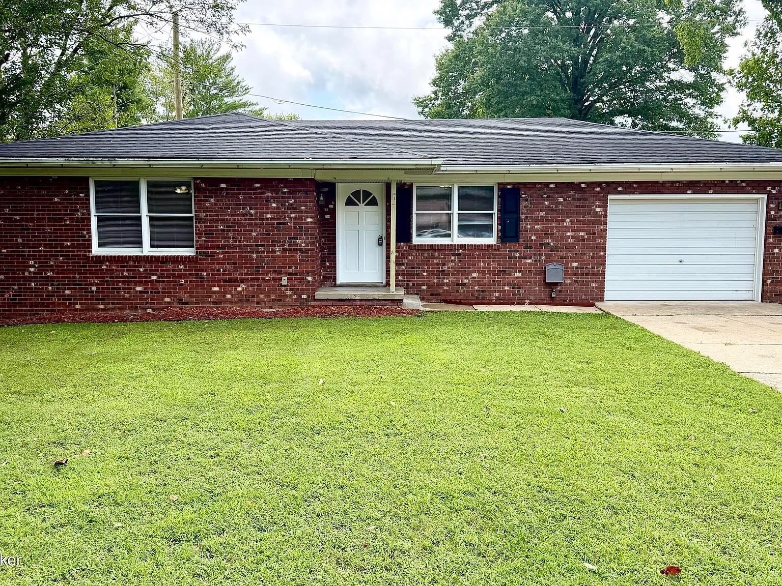 3 bed, 1.0 bath, 1137 sqft, $1,595 — Photo 1