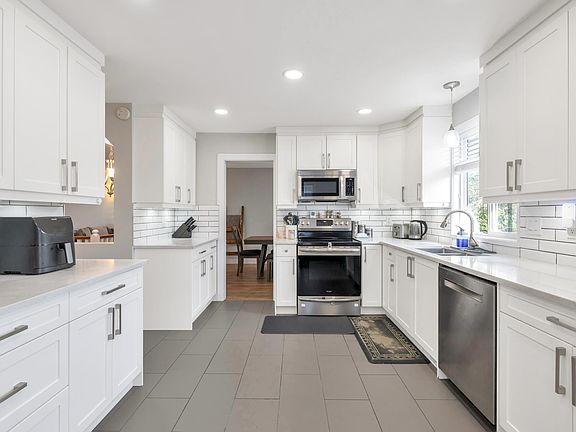 3rd image of 3149 Goldfinch St