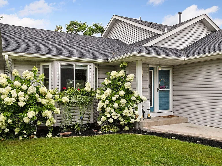 211 Alva St — Photo 4