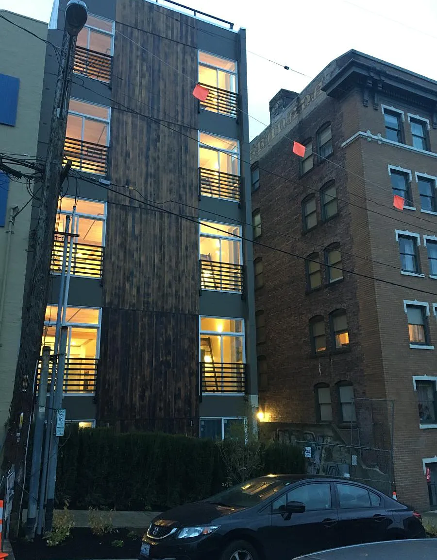 611 E Howell St — Photo 3